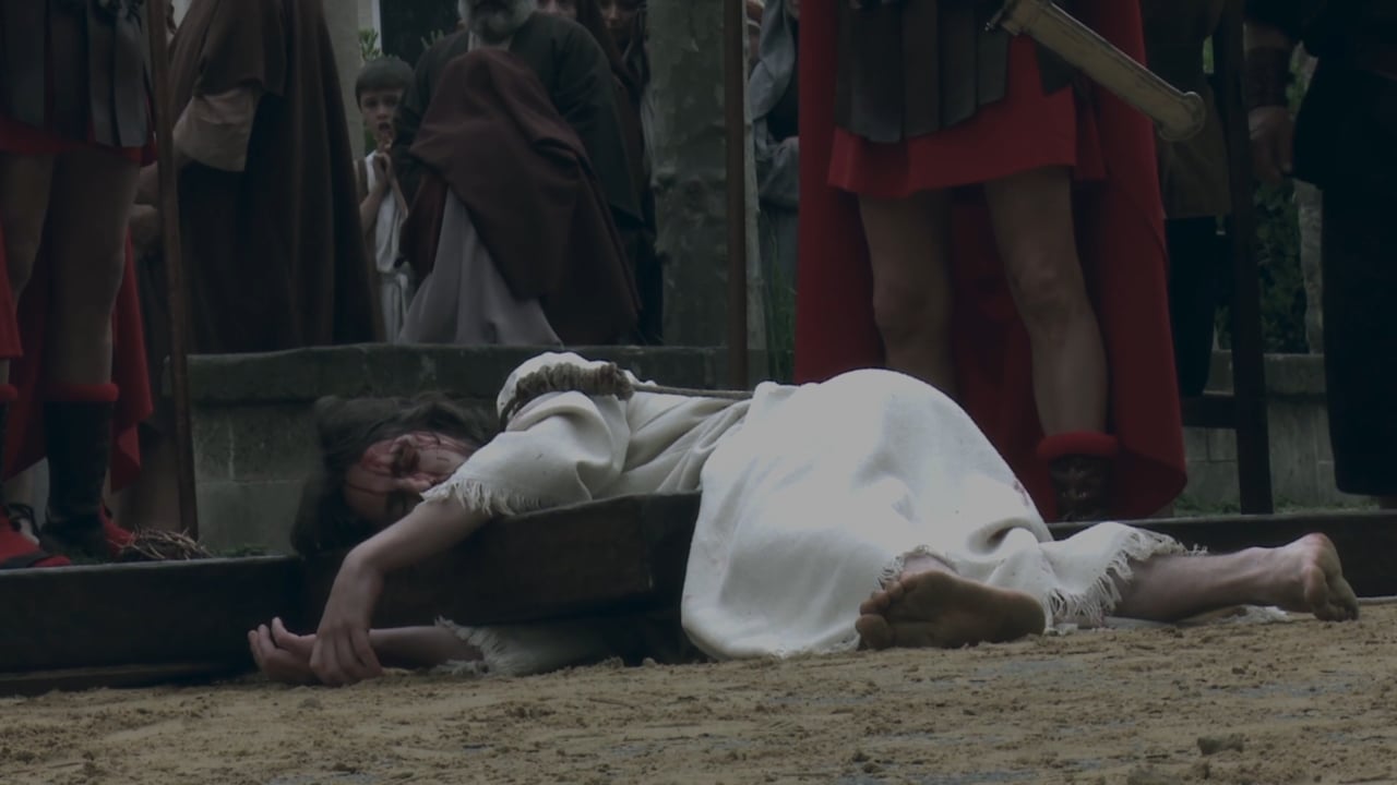 <i class='fas fa-film'></i> III. estación: Jesús cae por primera vez bajo el peso de la cruz