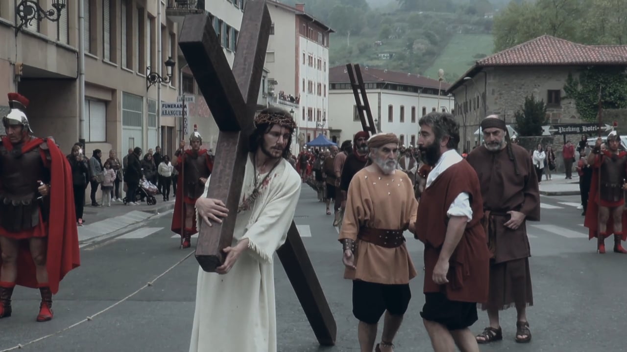 <i class='fas fa-film'></i> V. estación: El cirineo ayuda al señor a llevar la cruz