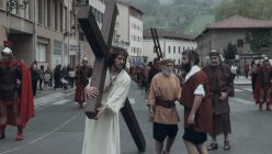 V. estación: El cirineo ayuda al señor a llevar la cruz